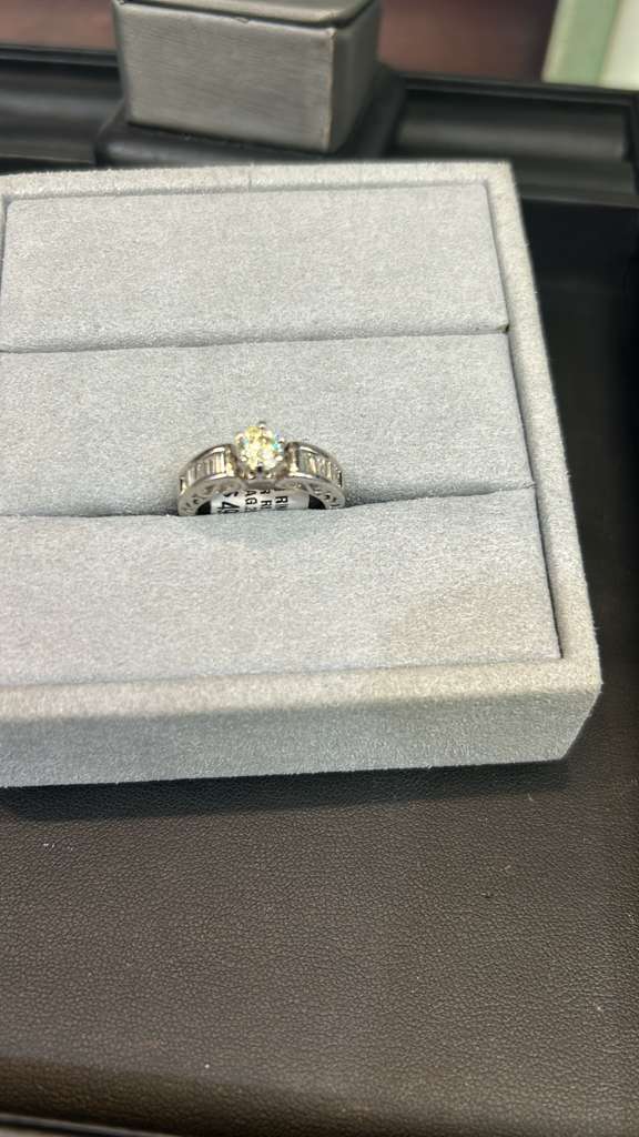 14k PT ENG RING APX CENTER RB.50 SIDE BAG.25 4.2DWT